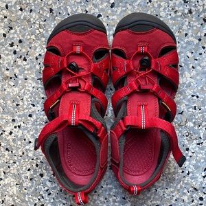 Keen Bestseller Big Kids' Newport H2 Ribbon Red/Gargoyle Size 5 EUC